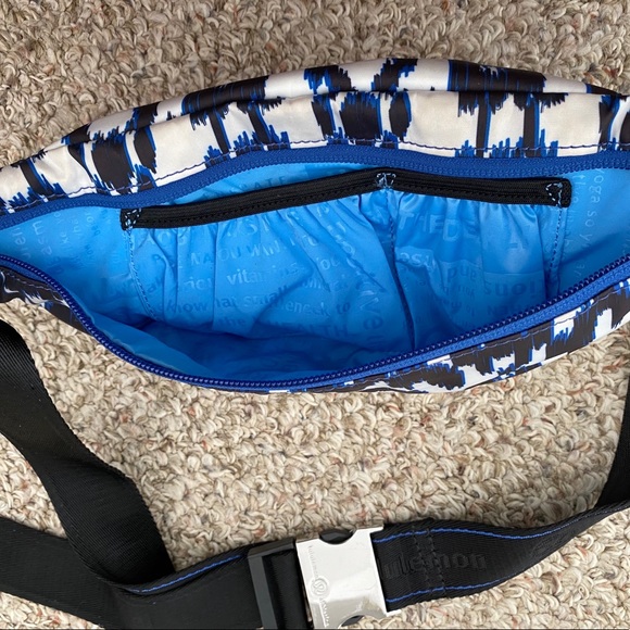 Lululemon “On Your Bum Bag” Waist pouch bag/ Yoga - Picture 5 of 7
